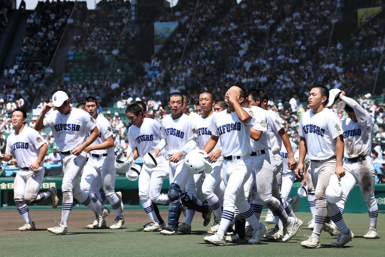 日大三対県岐阜商　日大三に敗れ、アルプススタンドへあいさつに向かう県岐阜商の選手たち（撮影・前田充）