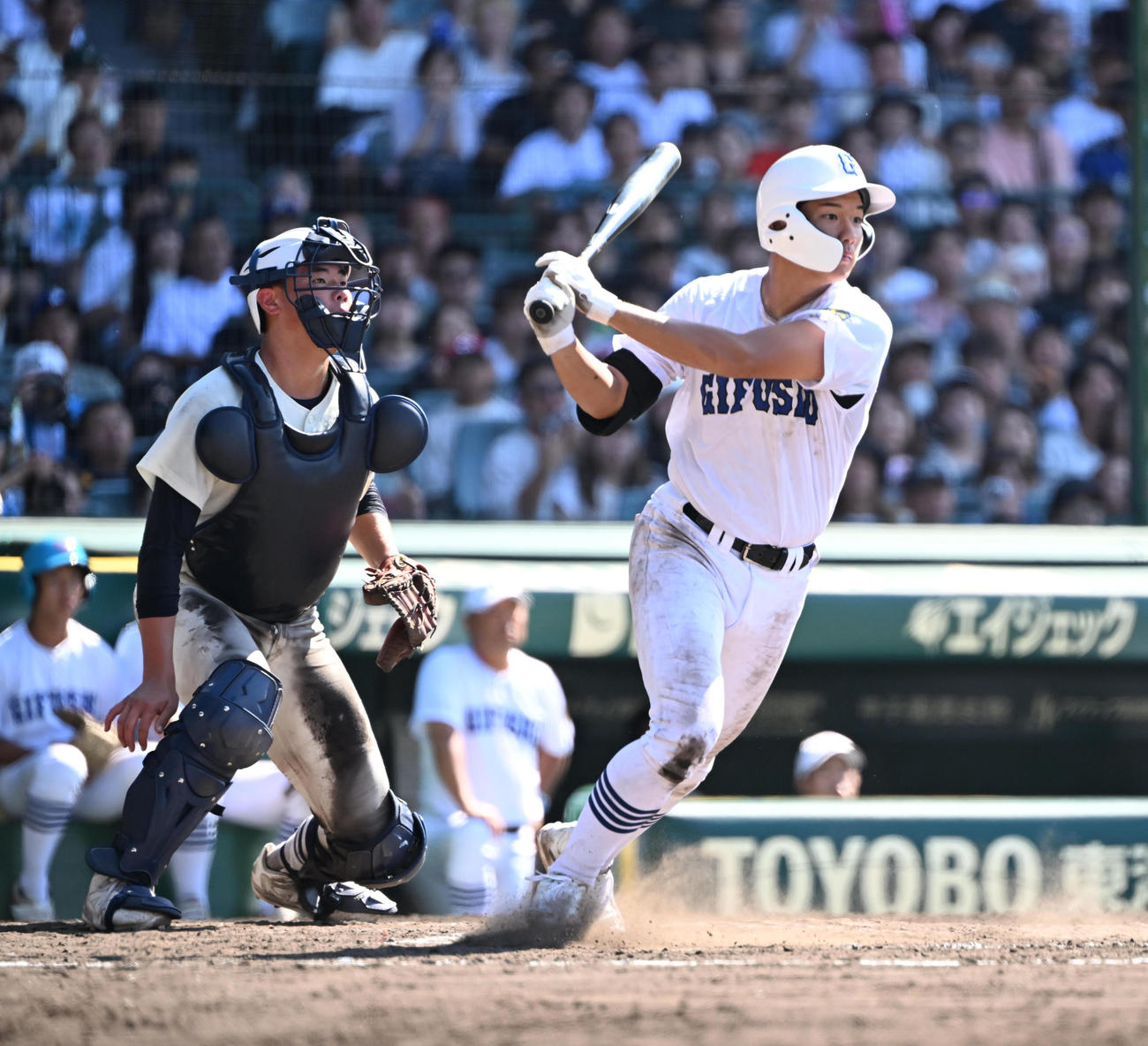 日大三対県岐阜商　5回裏県岐阜商2死一、二塁、右前に勝ち越し適時打を放つ坂口（撮影・和賀正仁）