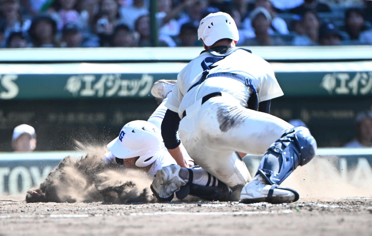 日大三対県岐阜商　5回裏県岐阜商2死一、二塁、坂口の右前適時打で生還する渡辺璃（撮影・和賀正仁）