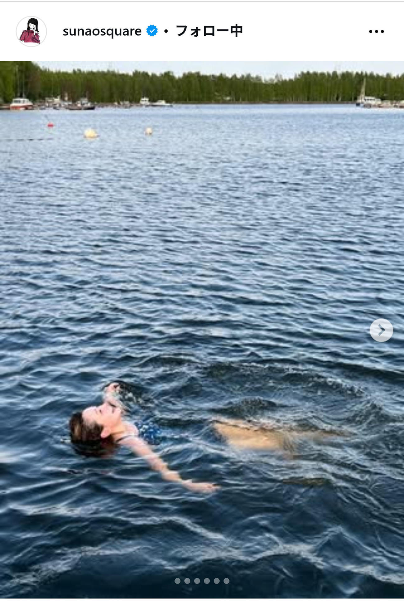 紺色の水着で泳ぐショットを公開した奈緒（インスタグラムから）