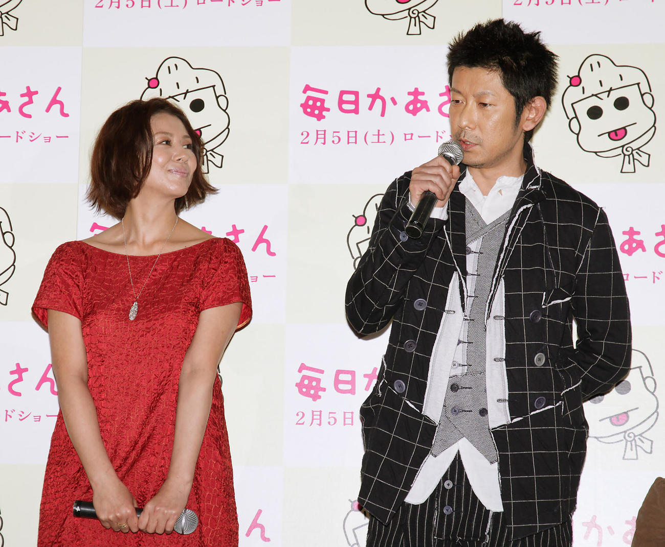 永瀬正敏のあいさつを優しく見守る小泉今日子（2011年1月撮影）