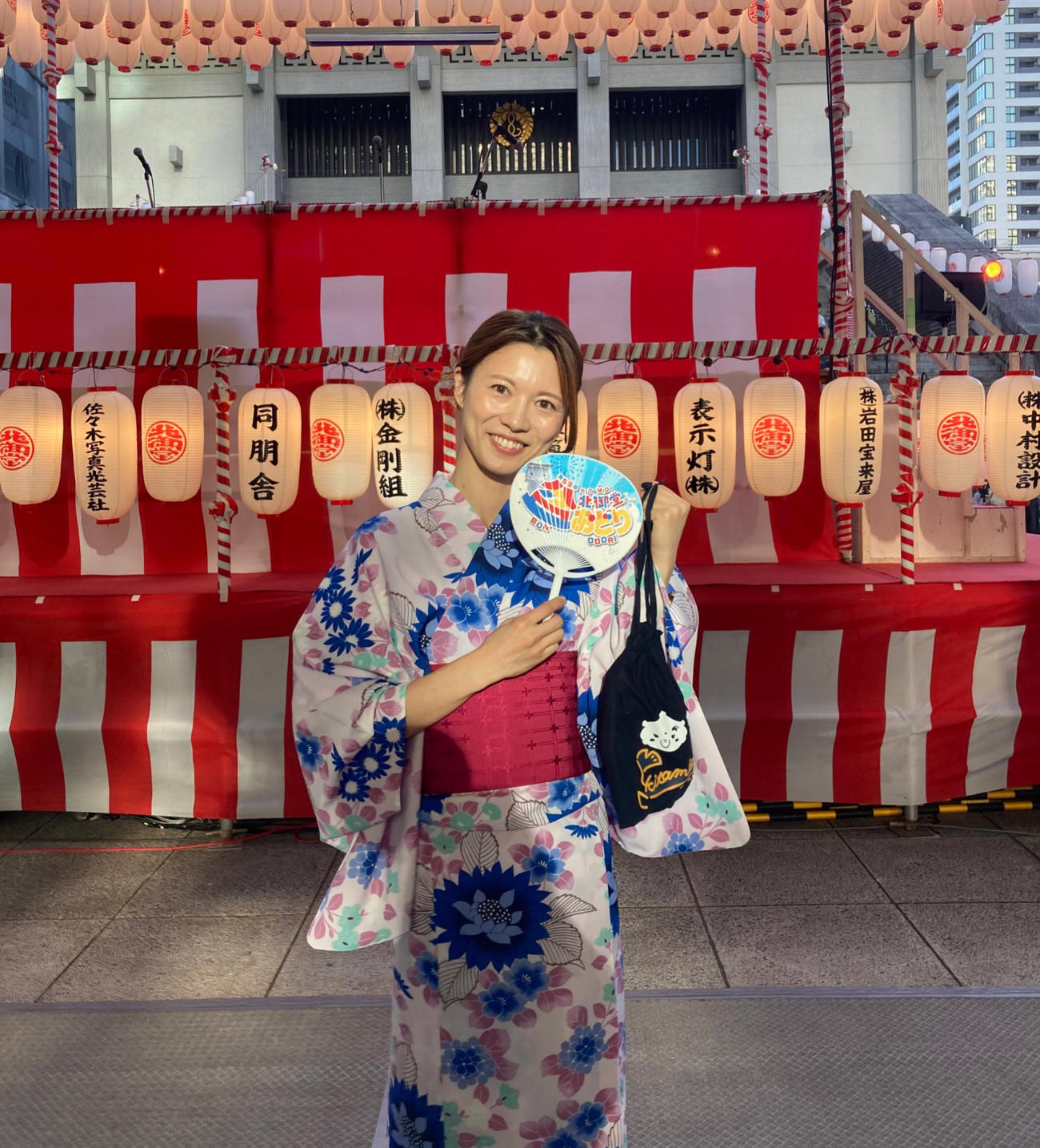 浴衣姿の板垣菜津美（ABCラジオ「おはようパーソナリティ小縣裕介です」の公式Xから）