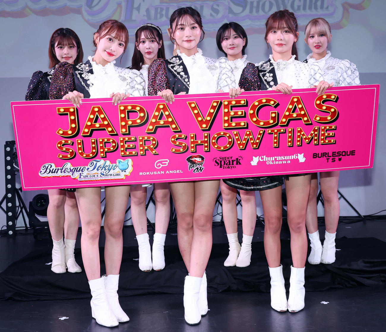 「ゼロ距離エンターテインメントHOT＆KAWAII」byBURLESQUE TOKYO Fabulous Show Girl公開直前取材に登壇した、1列目左からるみ、神山みれい、まいか、2列目左かららんか、める、ふたば、みつり（撮影・山本朝陽）