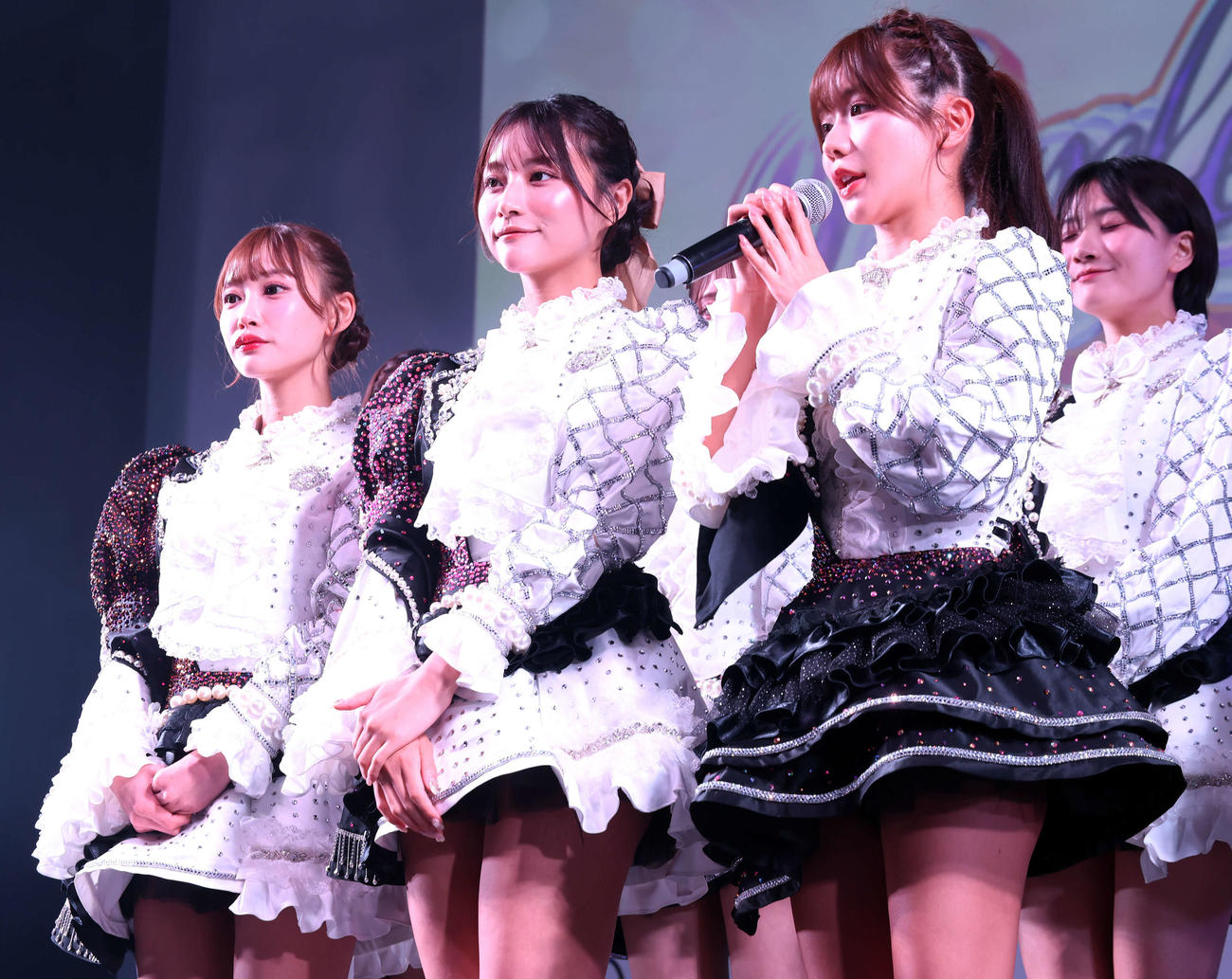「ゼロ距離エンターテインメントHOT＆KAWAII」byBURLESQUE TOKYO Fabulous Show Girl公開直前取材に登壇し、意気込みを語った、手前からまいか、神山みれい、るみ（撮影・山本朝陽）