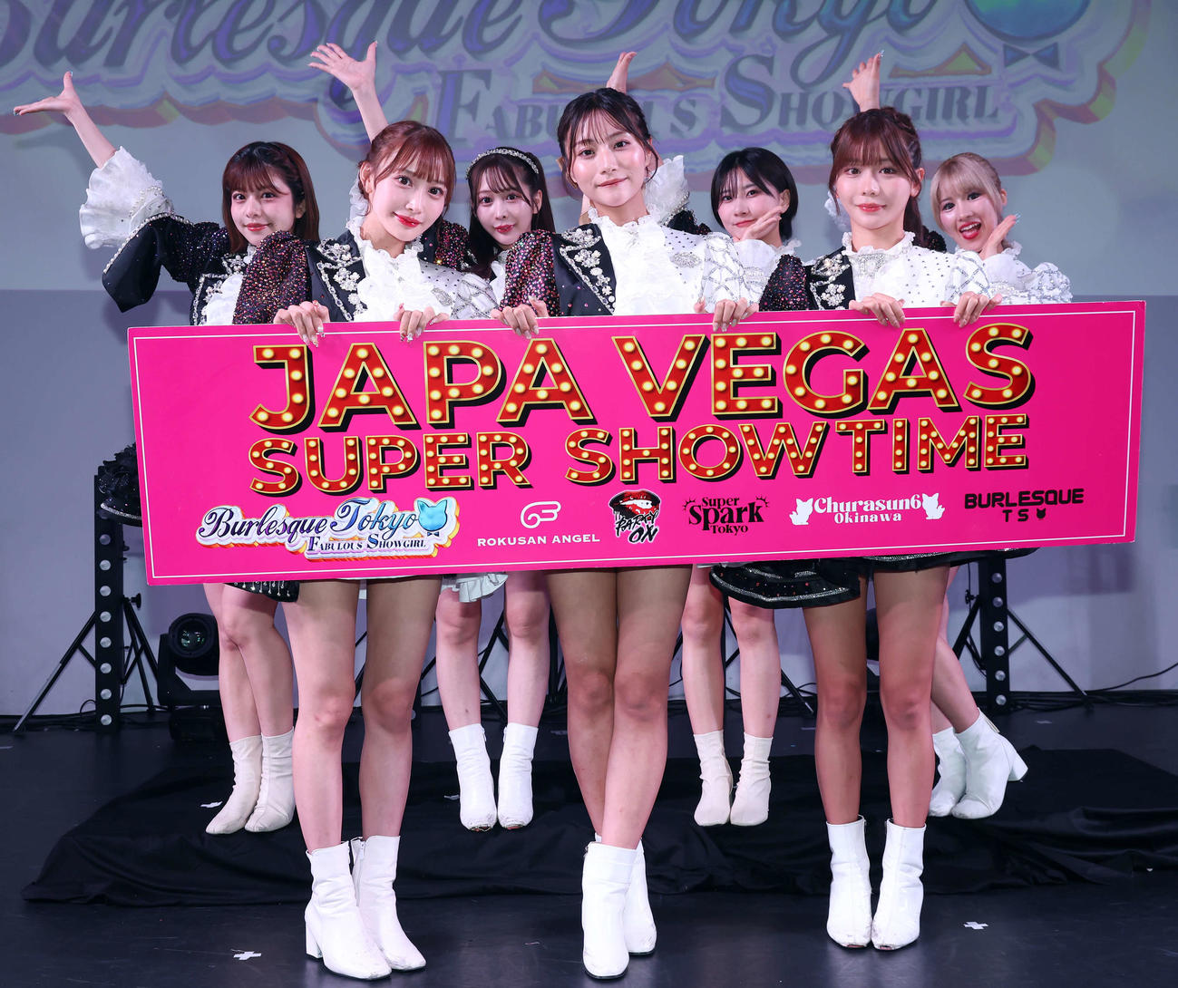 「ゼロ距離エンターテインメントHOT＆KAWAII」byBURLESQUE TOKYO Fabulous Show Girl公開直前取材に登壇した、前列左から、るみ、神山みれい、まいか、後列左から、らんか、める、ふたば、みつり（撮影・山本朝陽）