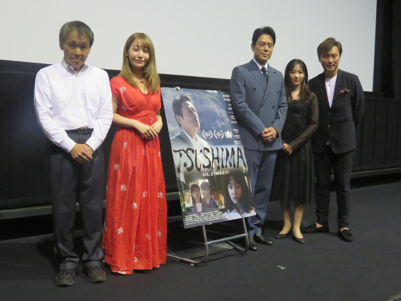 映画「TSUSHIMA」の舞台あいさつに出席した、左から山根高文監督、中西悠貴、山田純大、二宮芽生、ケニー大倉