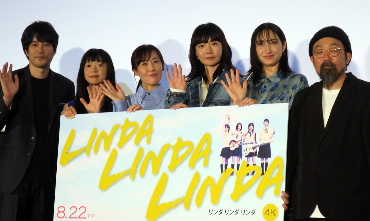 映画「リンダリンダリンダ　4K」前夜祭舞台あいさつで。左から、松山ケンイチ、関根史織、前田亜季、ペ・ドゥナ、香椎由宇、山下敦弘監督