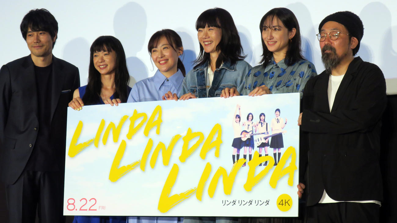 映画「リンダリンダリンダ　4K」前夜祭舞台あいさつで。左から、松山ケンイチ、関根史織、前田亜季、ペ・ドゥナ、香椎由宇、山下敦弘監督