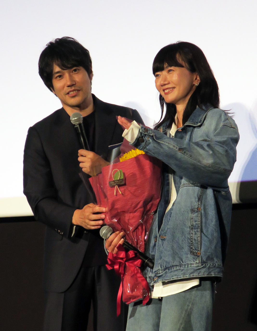 映画「リンダリンダリンダ　4K」前夜祭舞台あいさつで。左から、松山ケンイチ、ペ・ドゥナ