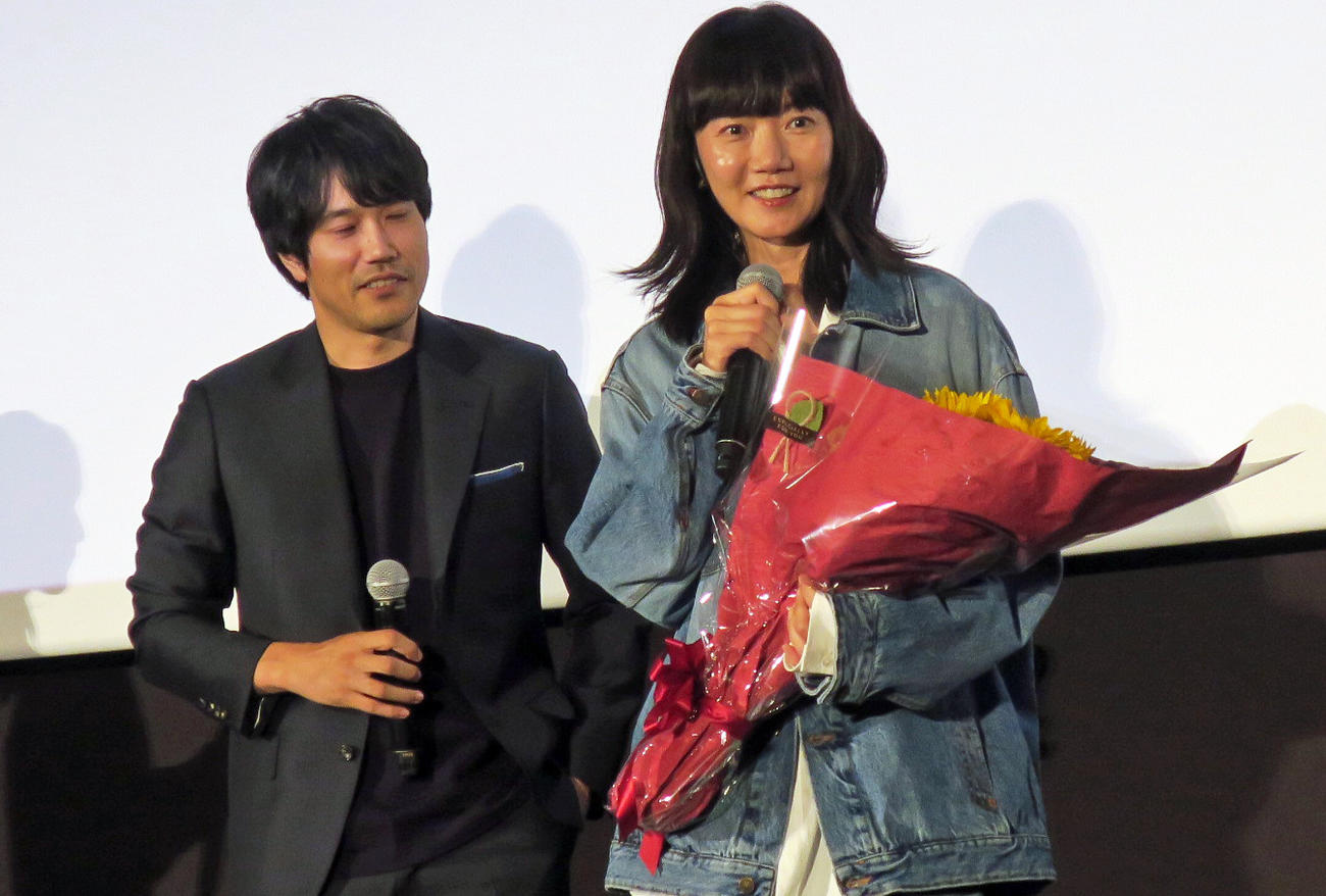 映画「リンダリンダリンダ　4K」前夜祭舞台あいさつで。左から、松山ケンイチ、ペ・ドゥナ