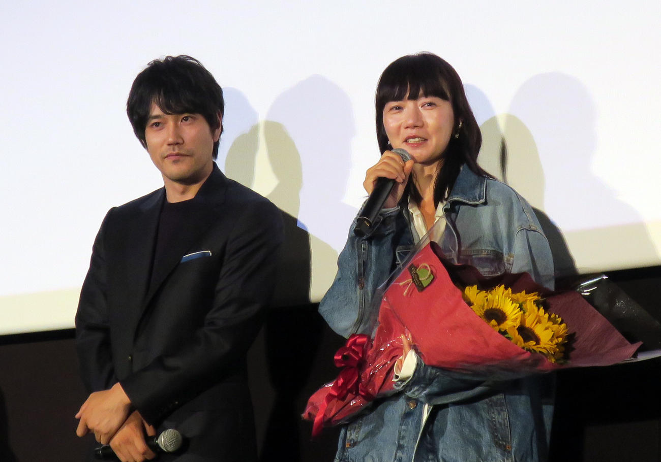 映画「リンダリンダリンダ　4K」前夜祭舞台あいさつするペ・ドゥナ（右）。左は松山ケンイチ