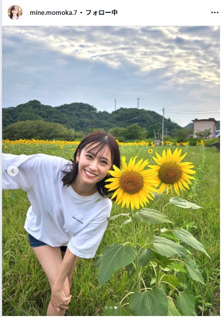 白Tにデニムショートパンツ姿の嶺百花アナ（嶺百花アナのインスタグラムから）