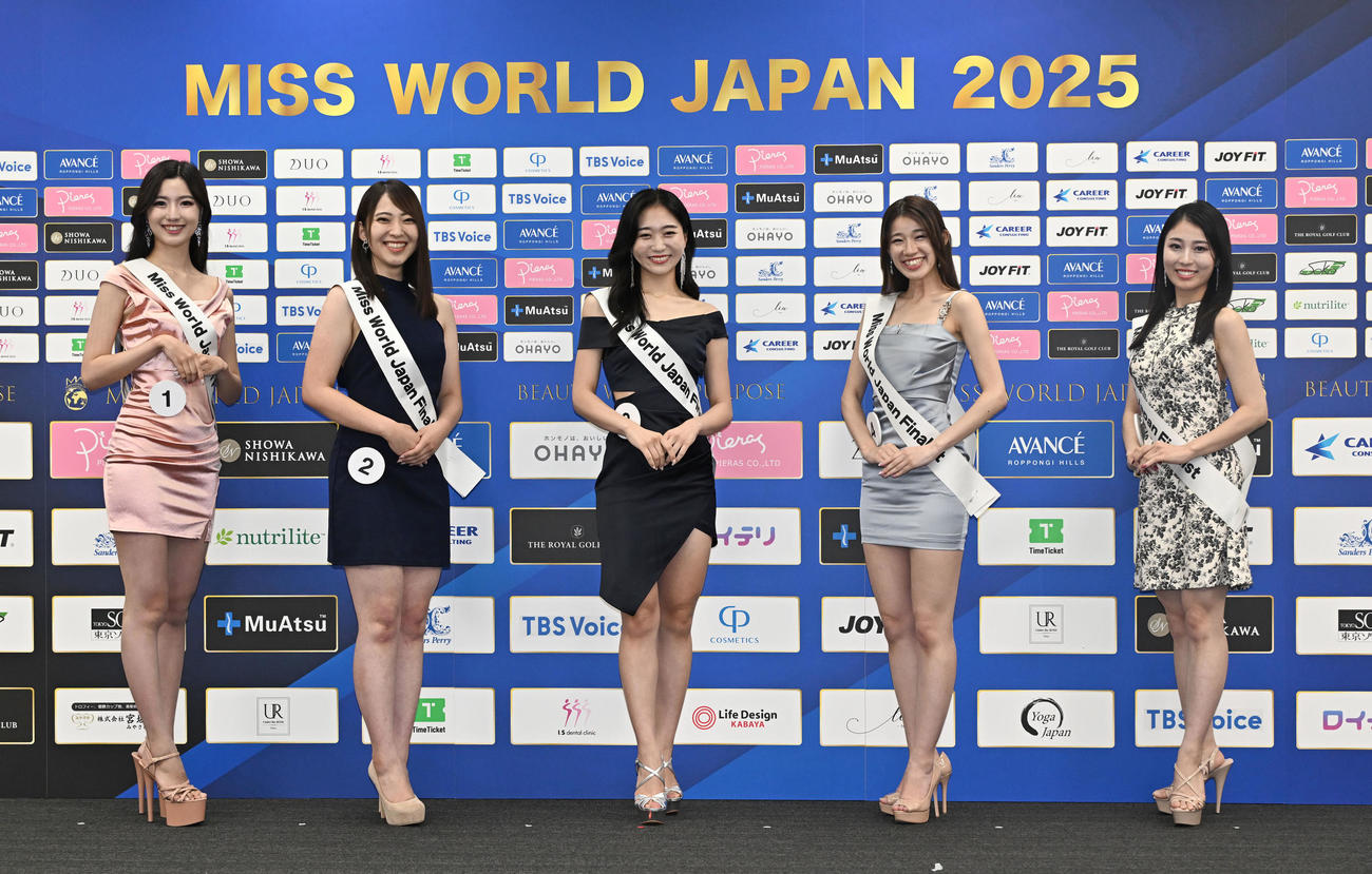 「ミス・ワールド2025」ファイナリストの、左から伊地知小春さん、吉田亜美さん、奥村花さん、桃瀬いちかさん、塚紗里依さん（撮影・千葉一成）