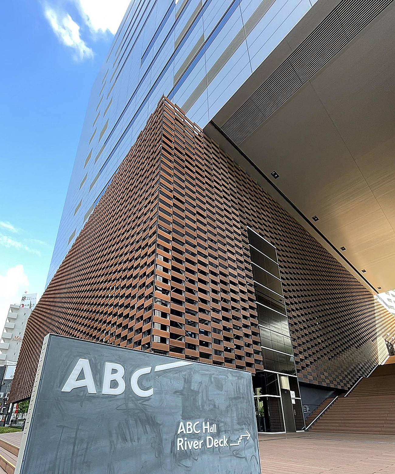 大阪市福島区のABC朝日放送グループ本社屋＝2024年8月24日　外観