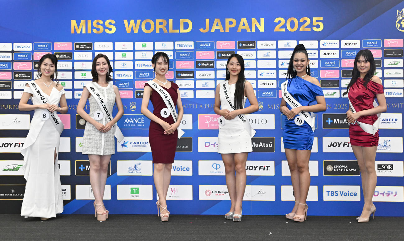 「ミス・ワールド2025」ファイナリストの、左からアリサさん、岡崎瞳子さん、寺井優奈さん、小林桧乃さん、大室恵美里さん、大沢由紀さん（撮影・千葉一成）