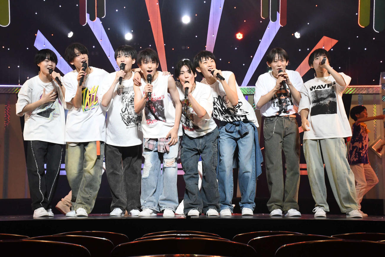 大阪松竹座でサマーライブ開幕を迎えたBoys be、左から上垣廣祐、嵜本孝太朗、中川惺太、丸岡晃聖、北村仁太郎、岩倉司、亀井海聖、千田藍生（撮影・阪口孝志）