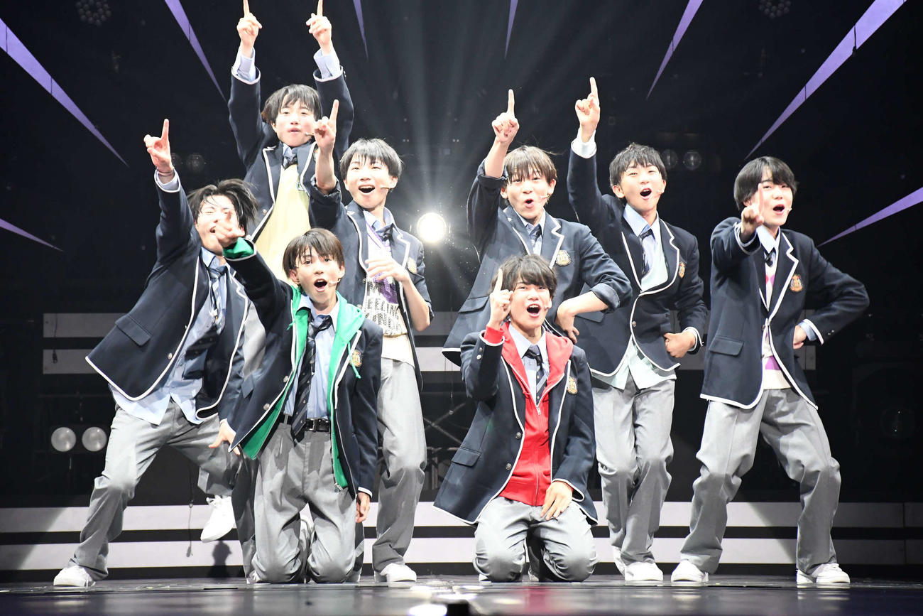大阪松竹座でサマーライブ開幕を迎えたBoys beのメンバー8人（撮影・阪口孝志）
