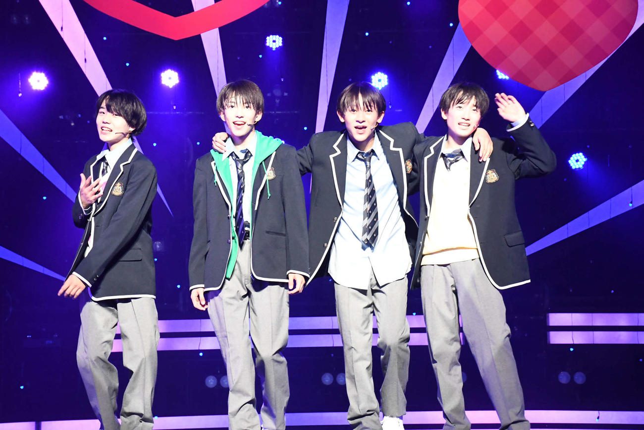 大阪松竹座でサマーライブ開幕を迎えたBoys be、左から）上垣廣祐、丸岡晃聖、亀井海聖、千田藍生（撮影・阪口孝志）