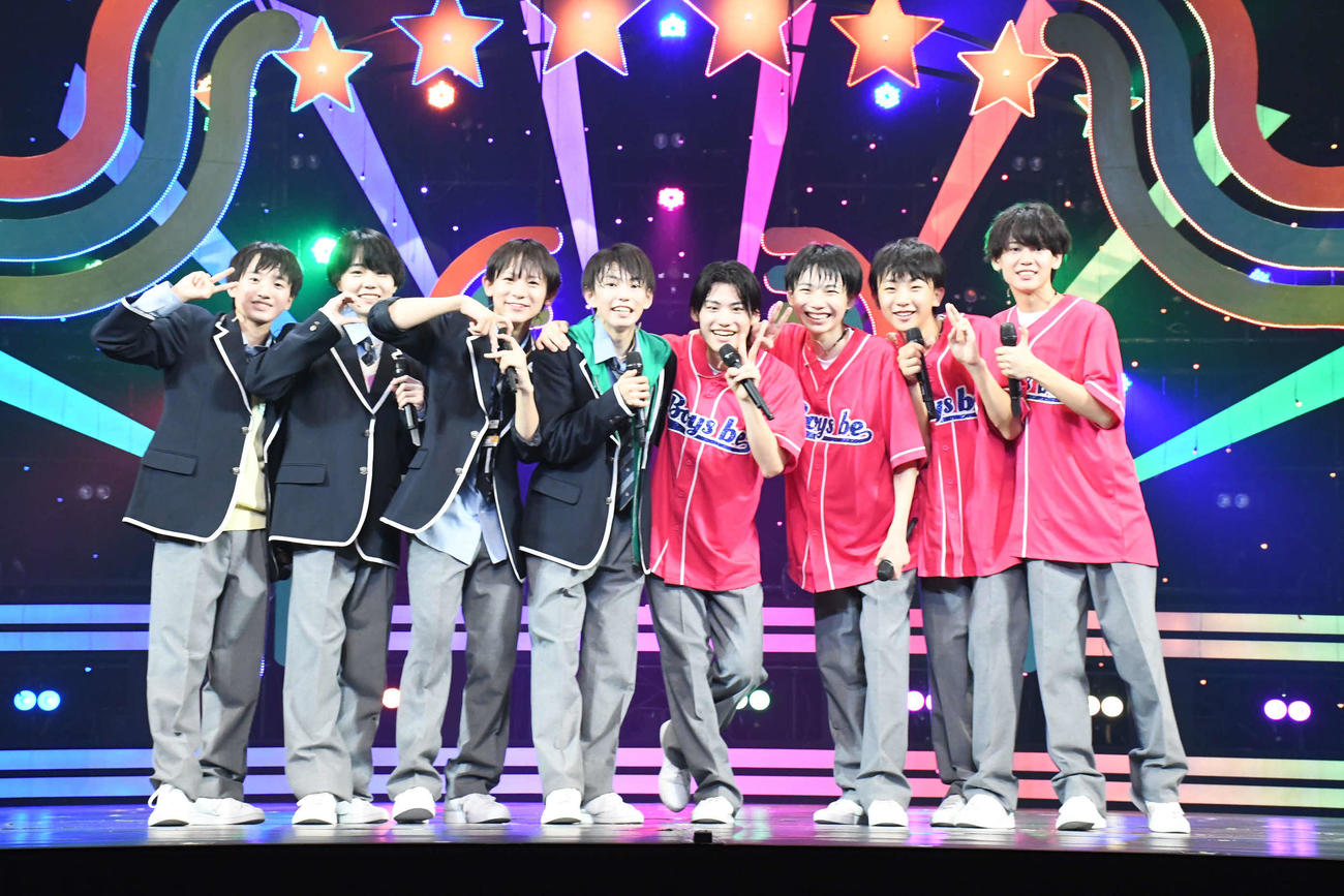 大阪松竹座でサマーライブ開幕を迎えたBoys be、左から）千田藍生、上垣廣祐、亀井海聖、丸岡晃聖、北村仁太郎、中川惺太、岩倉司、嵜本孝太朗（撮影・阪口孝志）