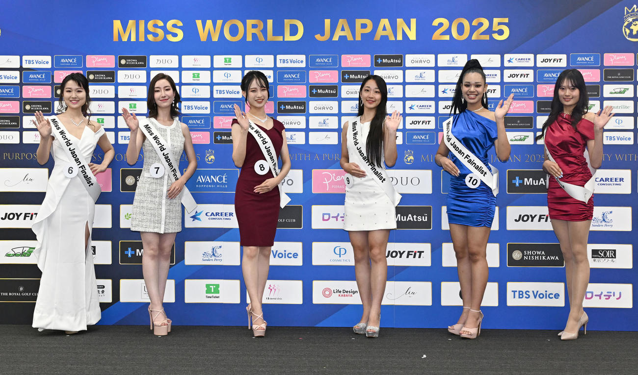 「ミス・ワールド2025」ファイナリストの、左からアリサさん、岡崎瞳子さん、寺井優奈さん、小林桧乃さん、大室恵美里さん、大沢由紀さん（撮影・千葉一成）