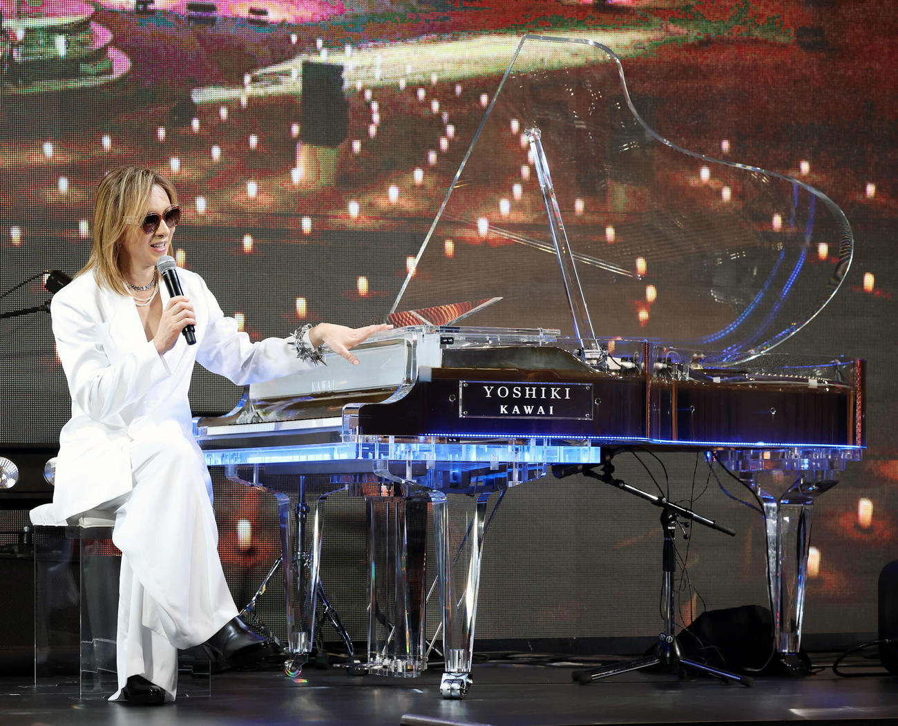 YOSHIKI　サウジアラビア公演発表記者会見に登壇し、ピアノに触れながら質問に答えるYOSHI（撮影・山本朝陽）