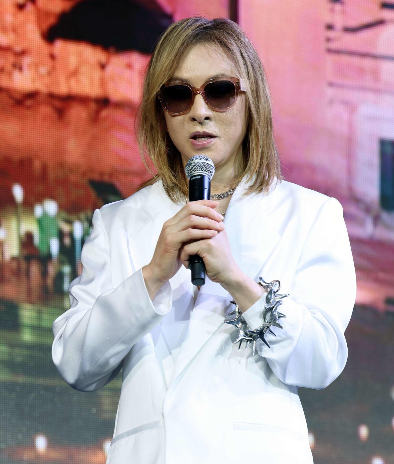 YOSHIKI　サウジアラビア公演発表記者会見に登壇し、囲み取材に応じたYOSHIKI（撮影・山本朝陽）