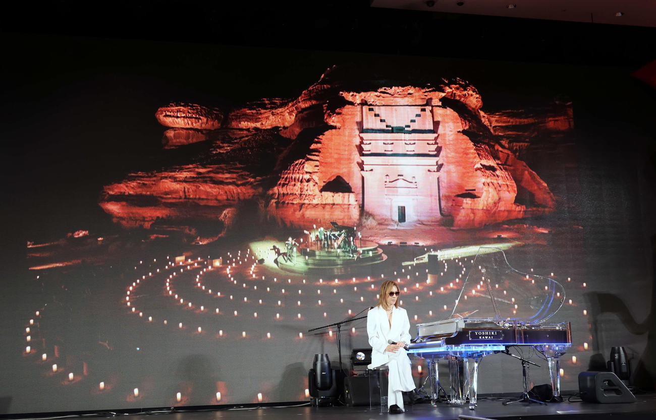 YOSHIKI　サウジアラビア公演発表記者会見に登壇し、公演場所を表すビジョンとYOSHIKI（撮影・山本朝陽）