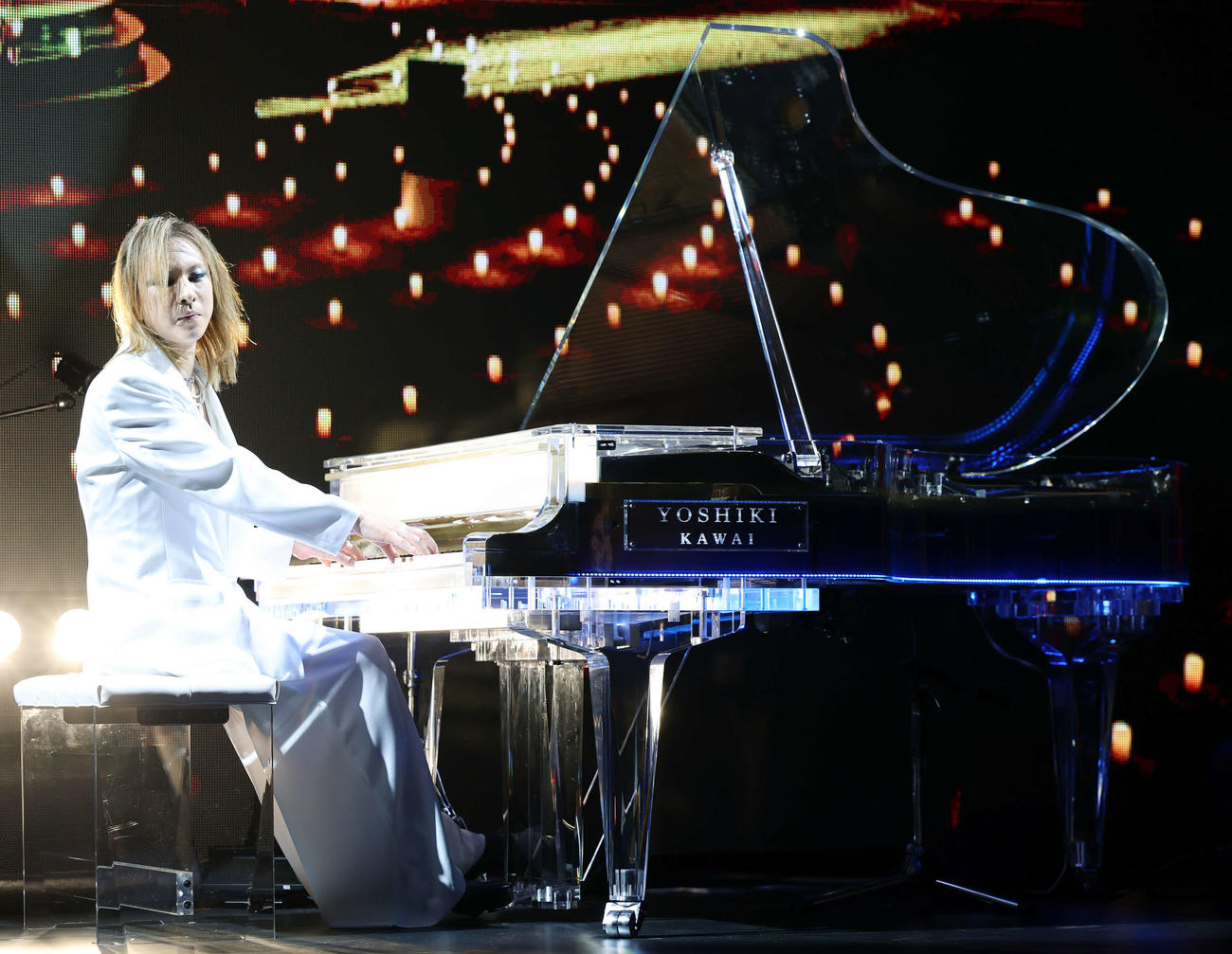 YOSHIKI　サウジアラビア公演発表記者会見に登壇し、ピアノを演奏したYOSHIKI（撮影・山本朝陽）
