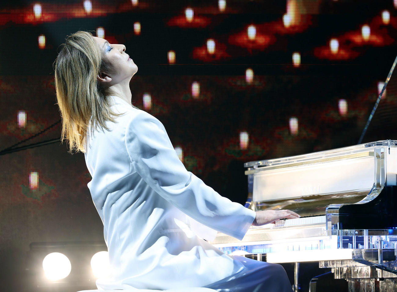 YOSHIKI　サウジアラビア公演発表記者会見に登壇し、ピアノを演奏するYOSHIKI（撮影・山本朝陽）
