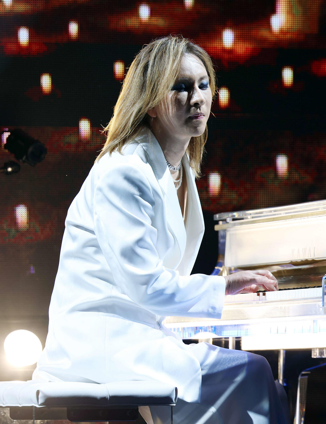 YOSHIKI　サウジアラビア公演発表記者会見に登壇し、ピアノを演奏するYOSHIKI（撮影・山本朝陽）