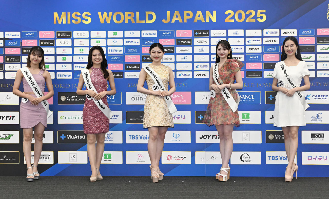 「ミス・ワールド2025」ファイナリストの、左から儀間蘭月さん、星野愛さん、若林優美果さん、西田采央さん、田中香穂さん（撮影・千葉一成）