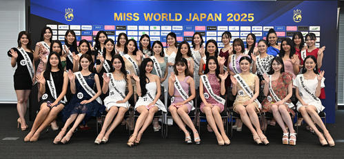 「ミス・ワールド2025」ファイナリストの、前列左から宮崎レイヤさん、川名祐衣さん、田中利奈さん、Laraさん、儀間蘭月さん、星野愛さん、若林優美果さん、西田采央さん、田中香穂さん、中列左から遠矢莉々花さん、向後百葉さん、志賀南美さん、高橋のどかさん、悠立彩乃さん、坂上梨里香さん、垂石瑚子さん、菊池真由さん、島田涼花さん、北村和佳さん、汐崎琴音さん、徳永心葉さん、後列左から伊地知小春さん、吉田亜美さん、奥村花さん、桃瀬いちかさん、塚紗里依さん、アリサさん、岡崎瞳子さん、寺井優奈さん、小林桧乃さん、大室恵美里さん、大沢由紀さん＝2025年8月22日