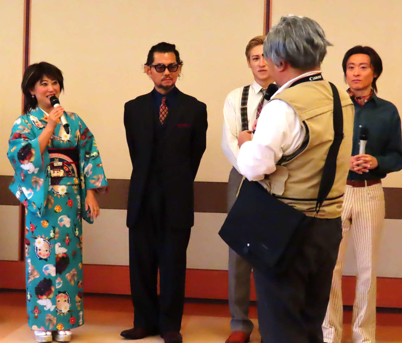 「水谷千重子50周年記念公演」合同取材会に乱入する市村記者（手前）と困惑する水谷千重子（左）