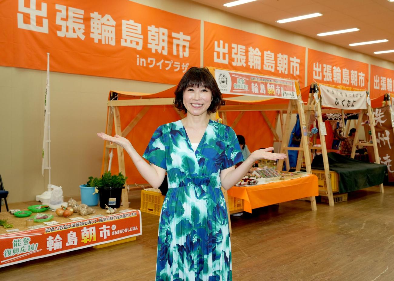 「輪島朝市」の店主たちを激励する水森かおり