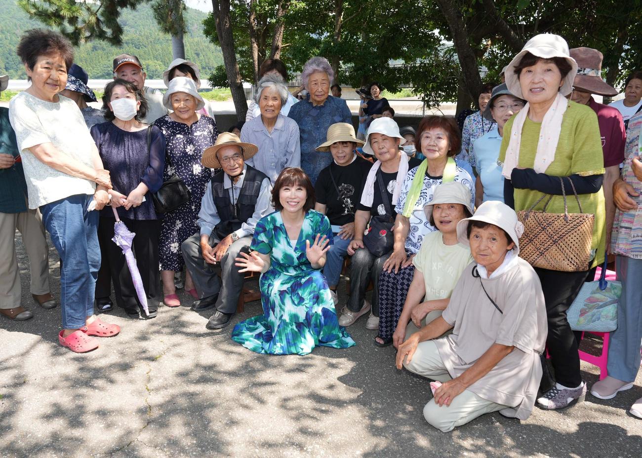 仮設住宅の人たちに大歓迎される水森かおり（中央）