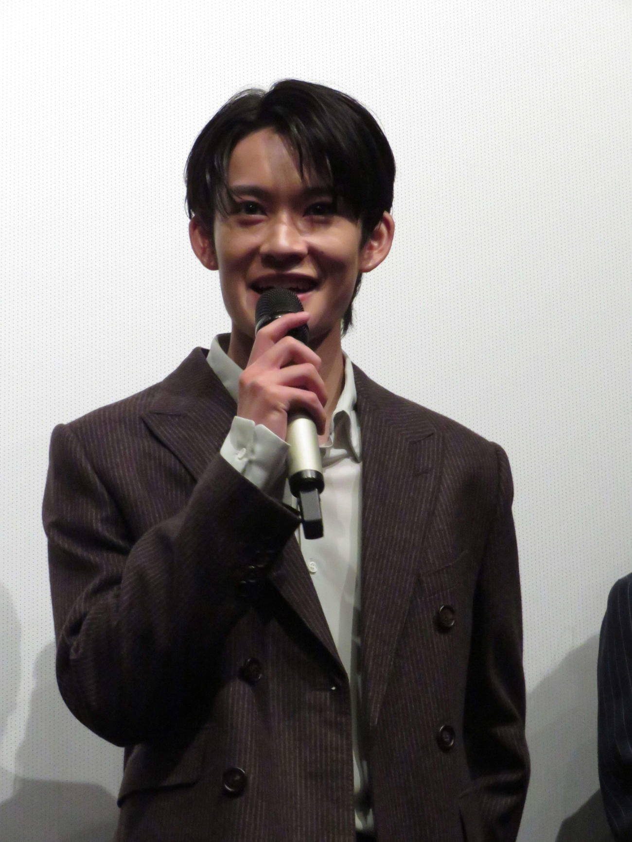 映画「蔵のある街」初日舞台あいさつに登壇した山時聡真（撮影・村上幸将）
