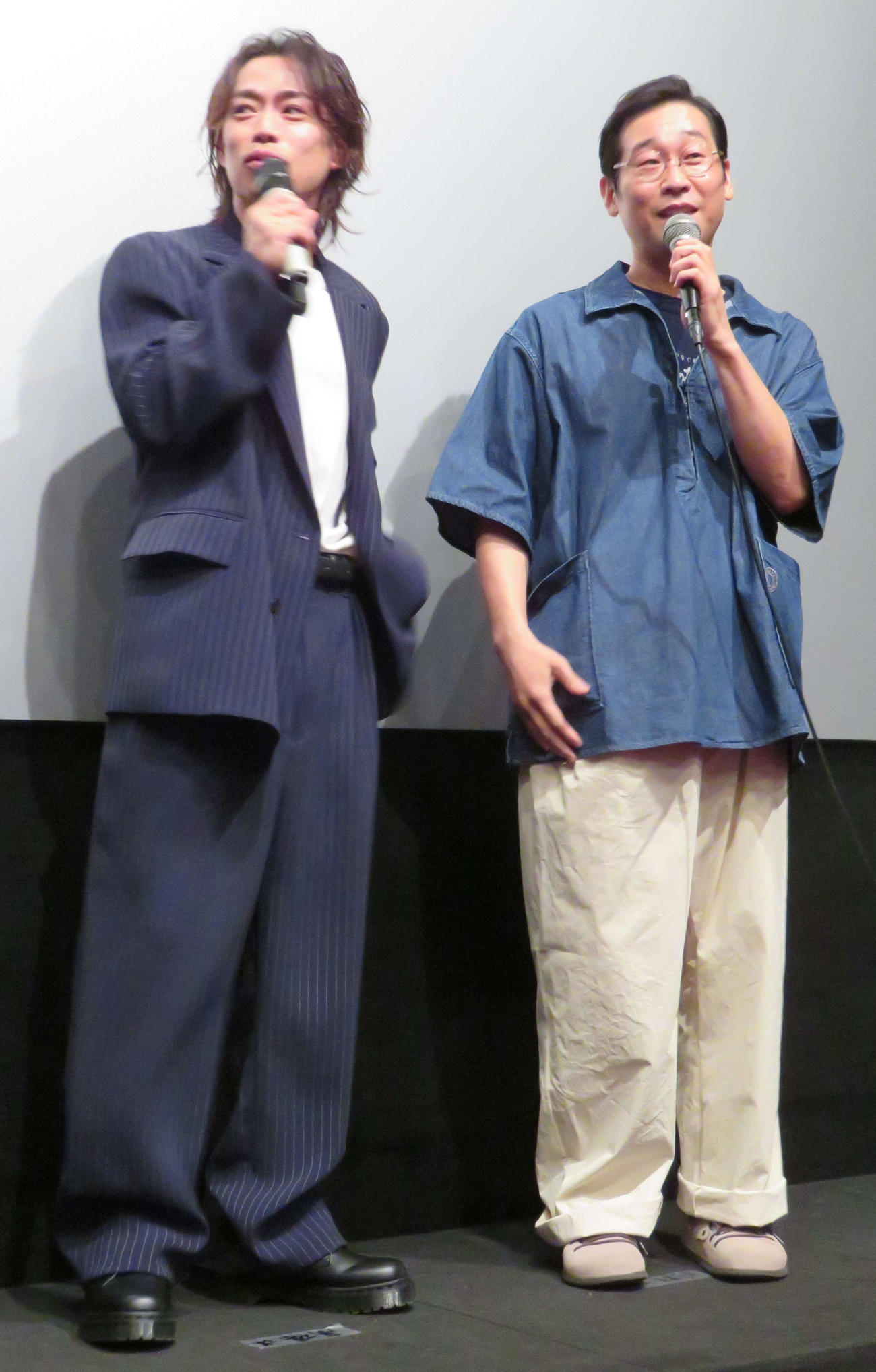 映画「蔵のある街」初日舞台あいさつに登壇した高橋大輔（左）と前野朋哉（撮影・村上幸将）