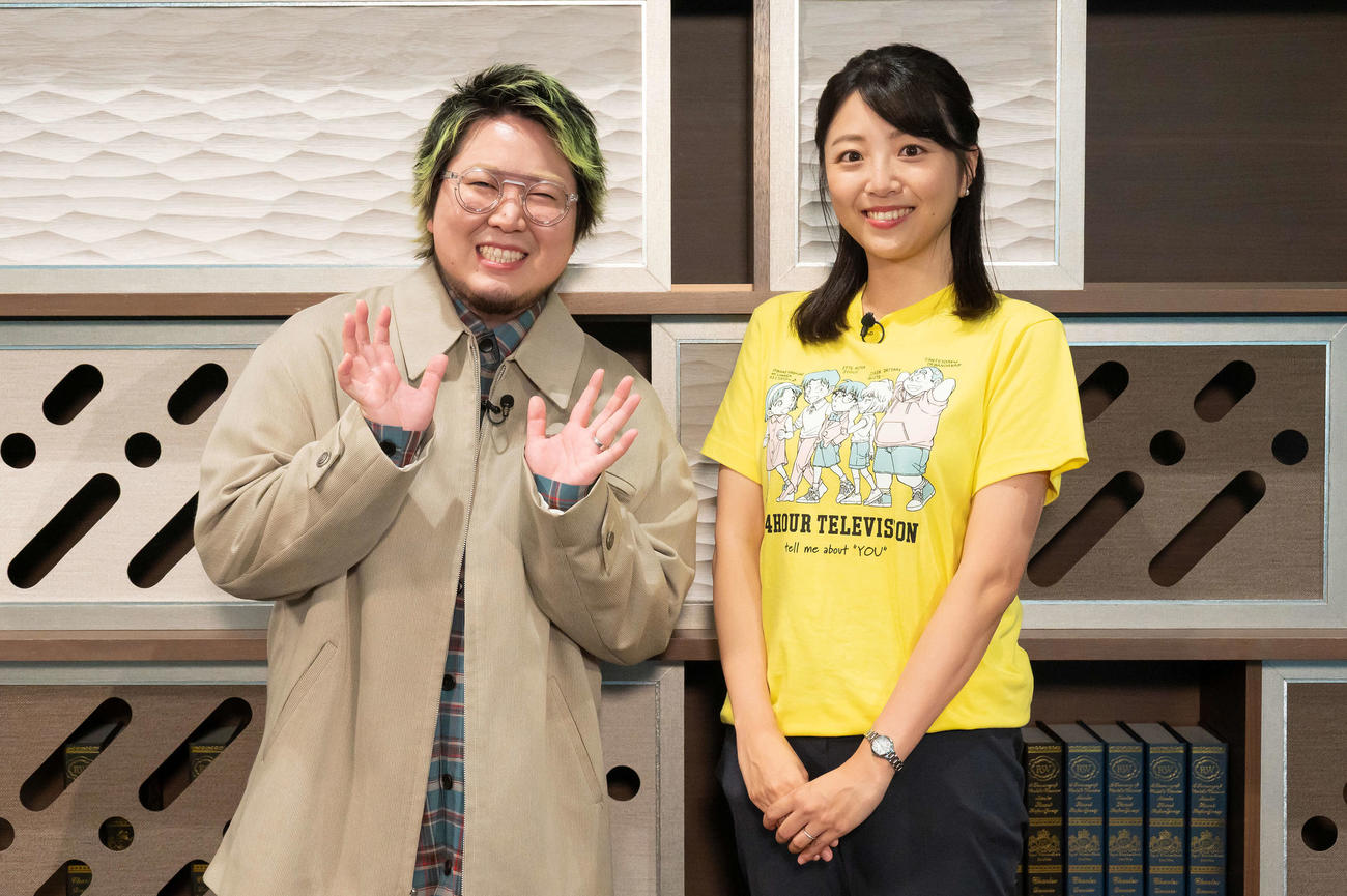 24時間テレビに出演し、黒木千晶アナウンサー（右）と対談するこっちのけんと