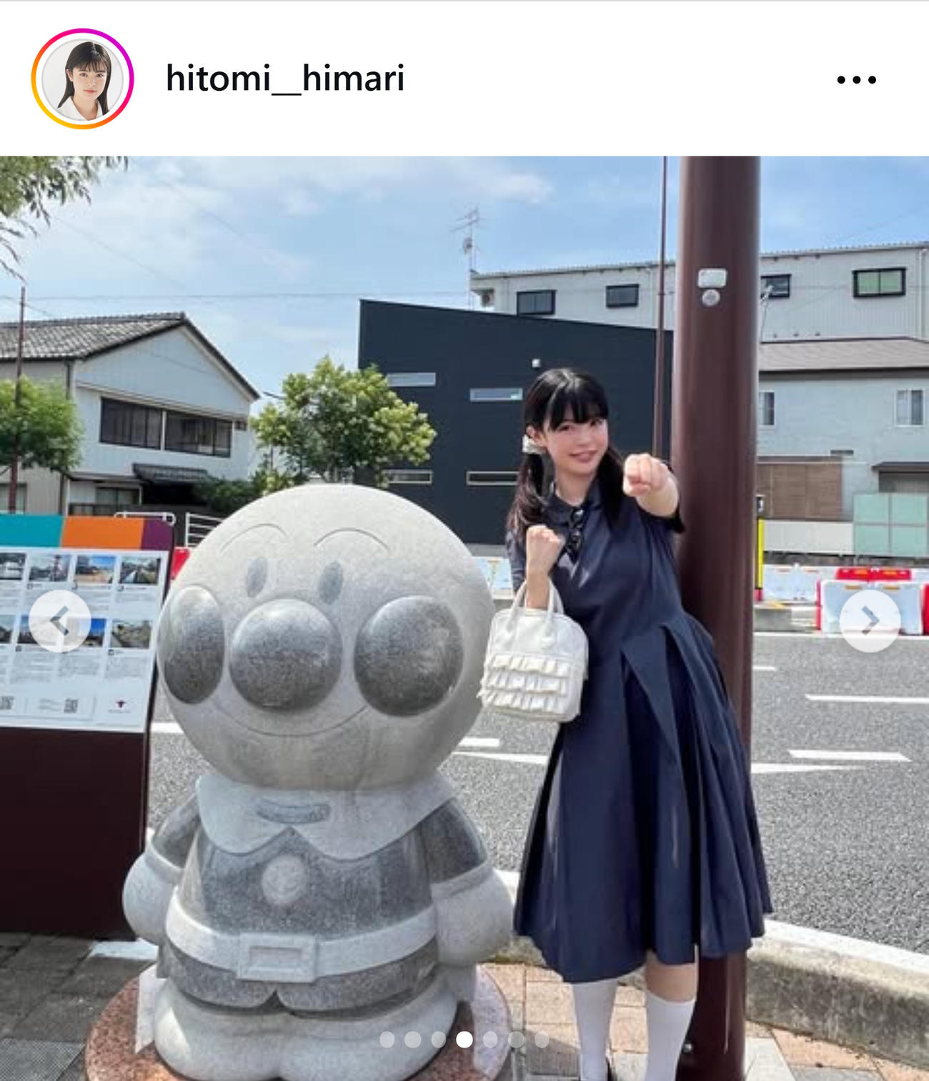 アンパンマンの石像と2ショット（瞳水ひまりのインスタグラムから）