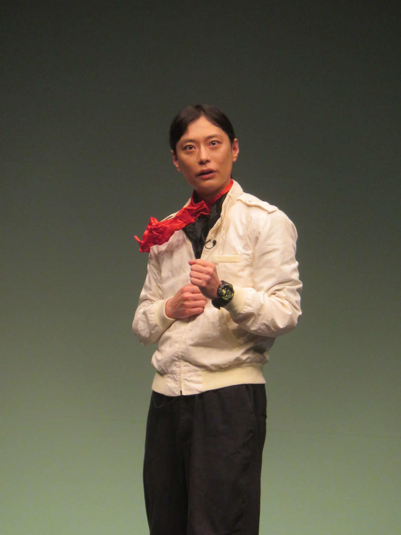 ネタで正義のヒーロー、ジャスティスライダーを演じるあさひ