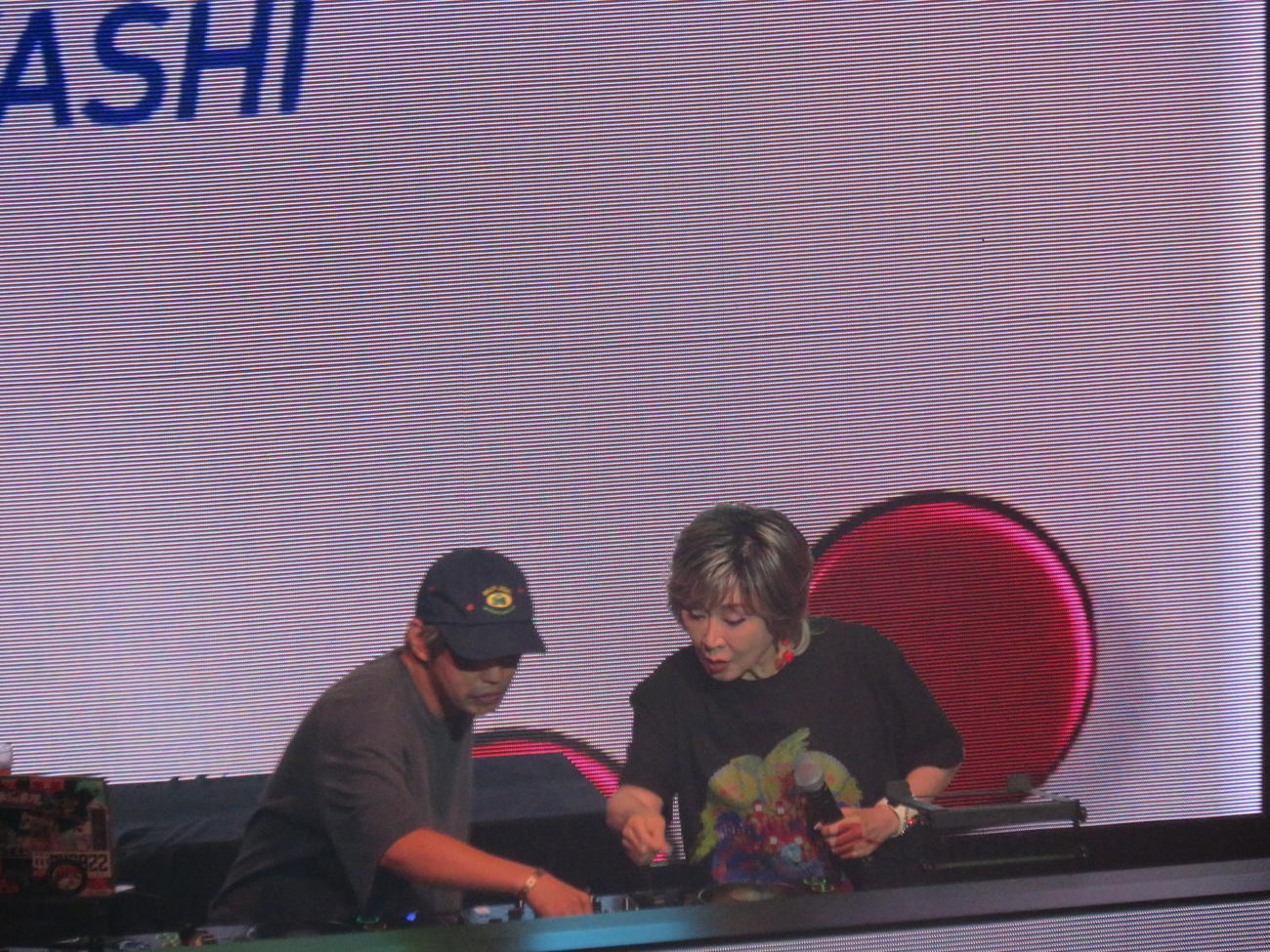 D－YAMAにアシストされながらプレーするDJ幸子