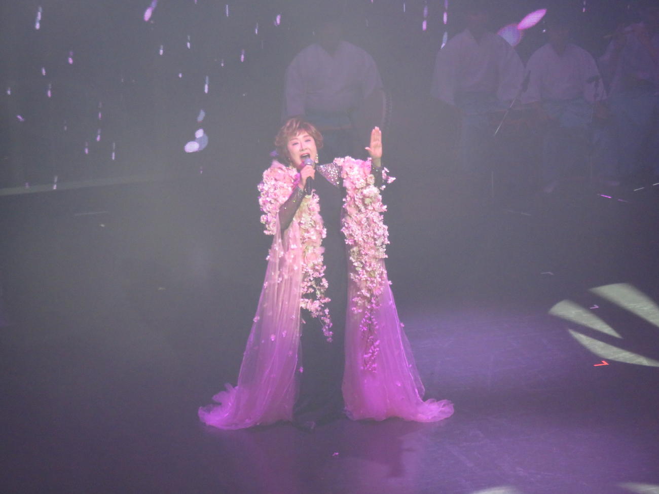 「千本桜」を熱唱する小林幸子
