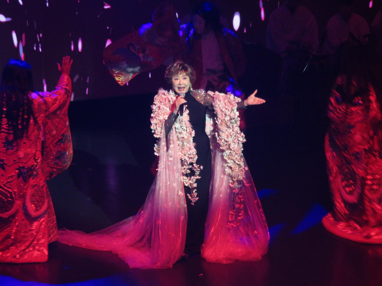 「千本桜」を熱唱する小林幸子