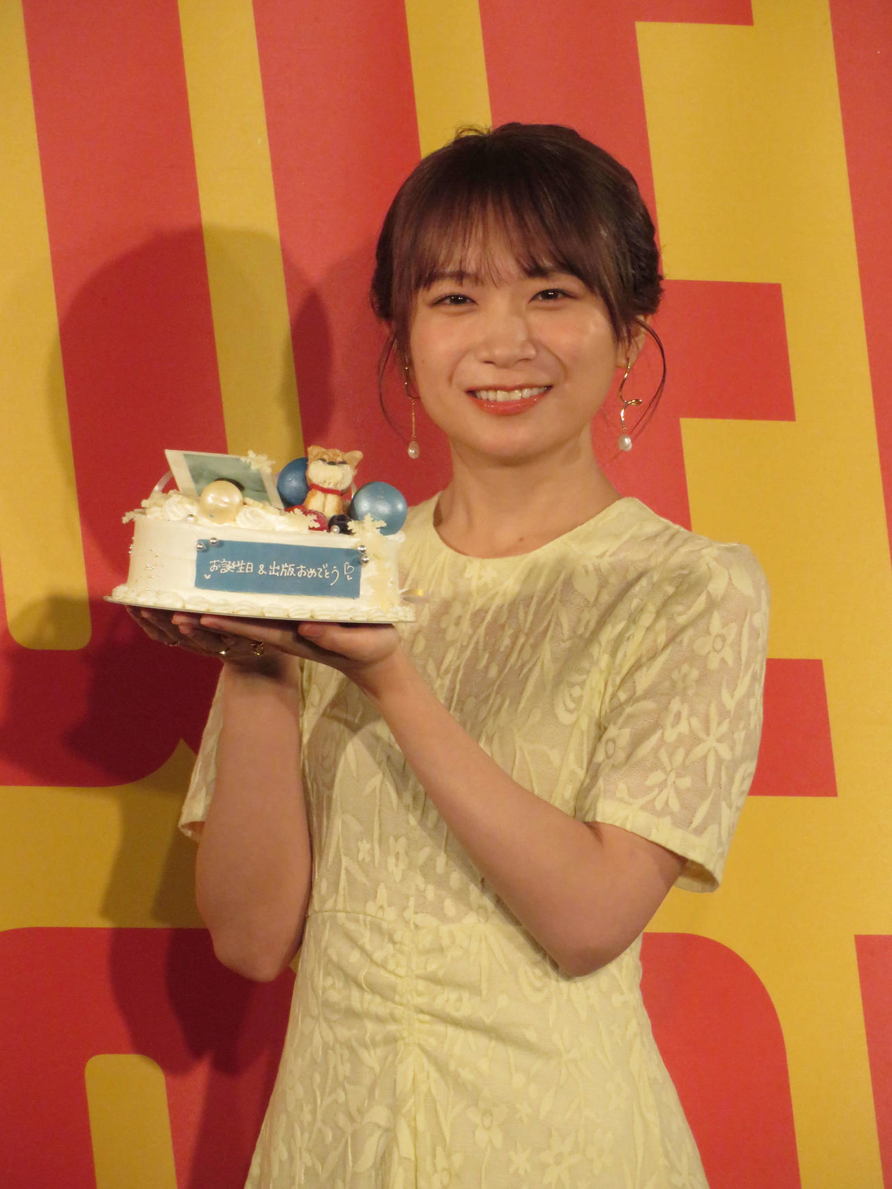 「秋元真夏フォトブック『淡淡』」刊行記念囲み取材で32歳の誕生日ケーキを贈られ、笑顔の秋元真夏（撮影・村上幸将）