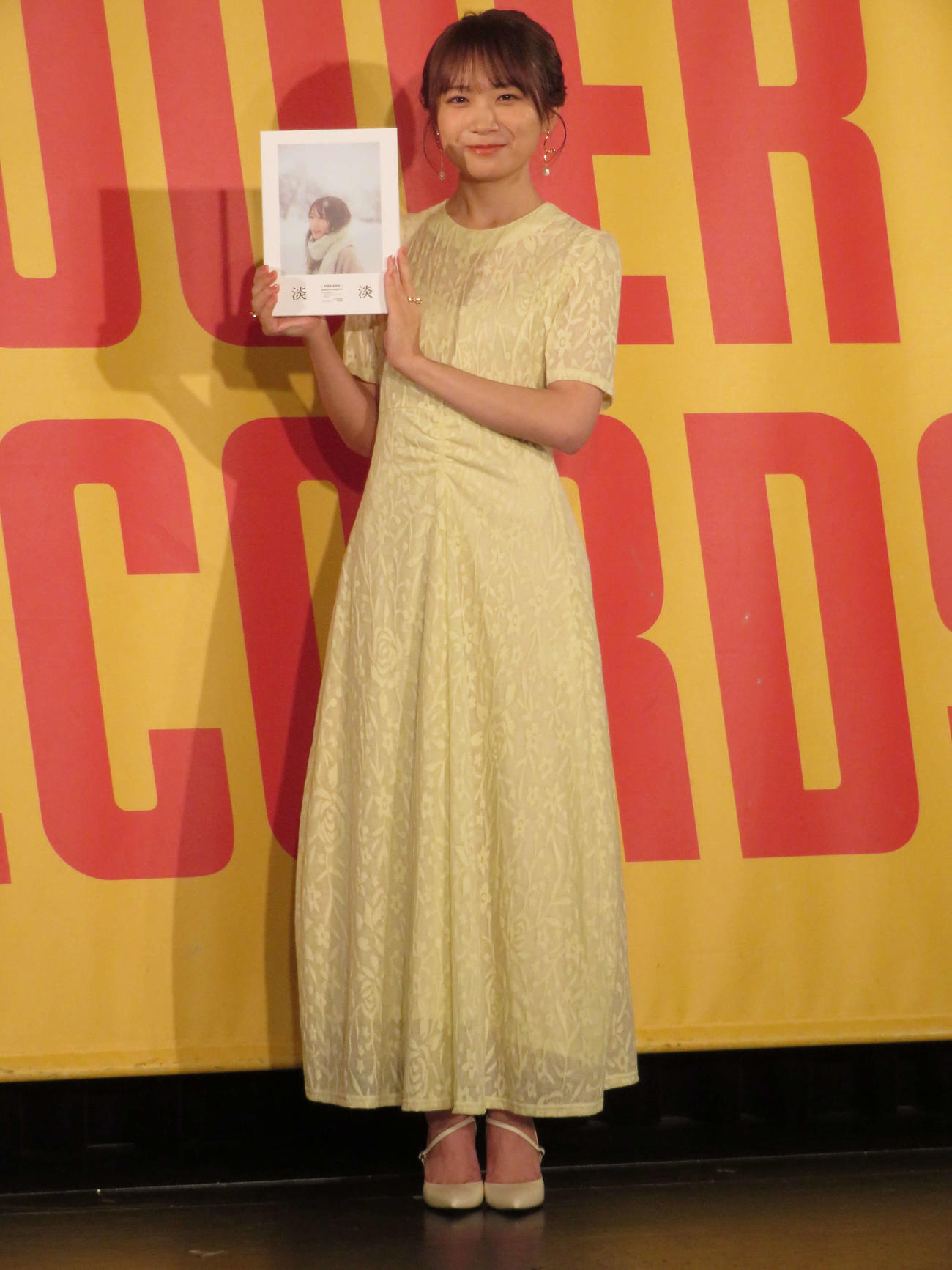 「秋元真夏フォトブック『淡淡』」刊行記念囲み取材で笑顔の秋元真夏（撮影・村上幸将）