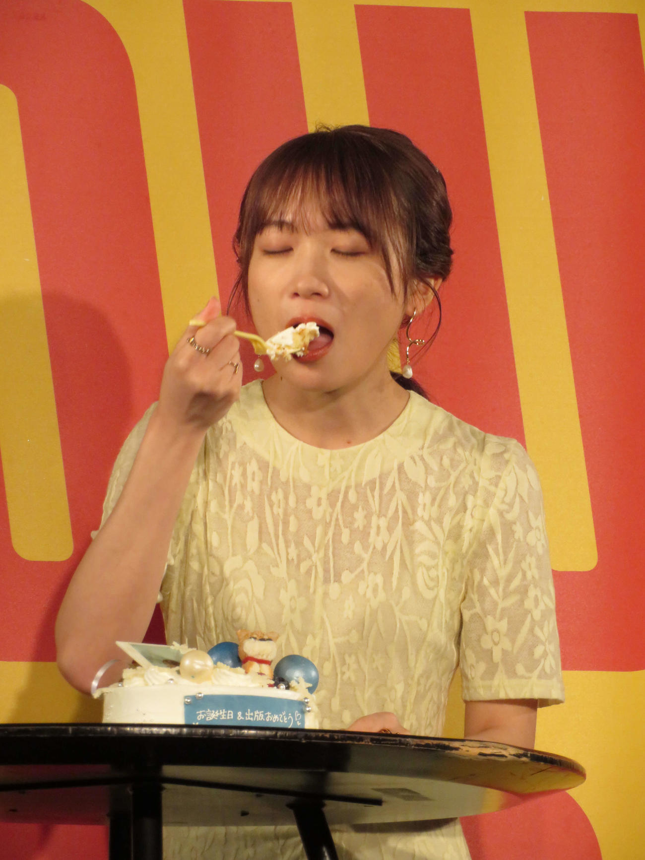 「秋元真夏フォトブック『淡淡』」刊行記念囲み取材で32歳の誕生日ケーキを贈られ、実食する秋元真夏（撮影・村上幸将）