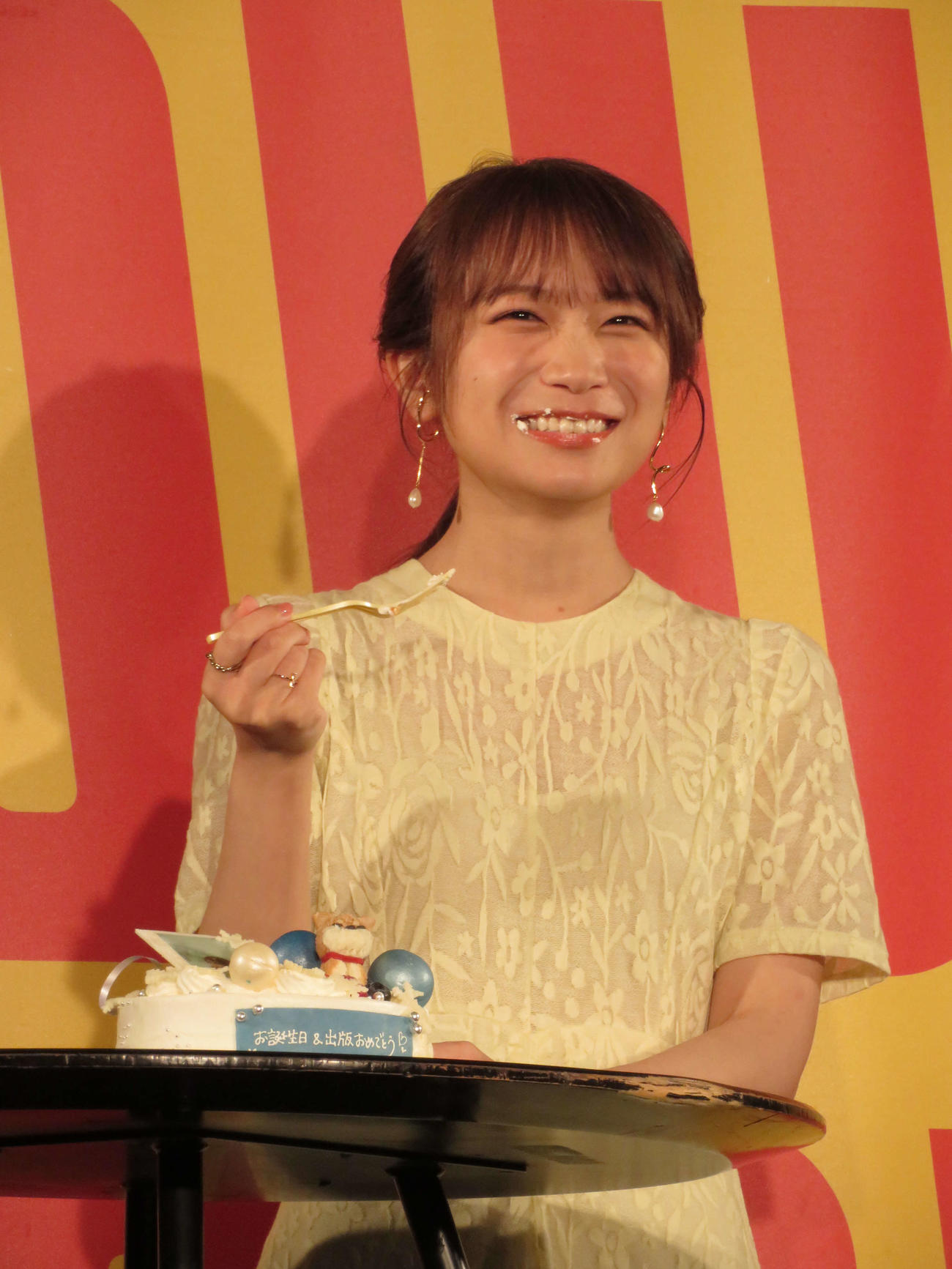 「秋元真夏フォトブック『淡淡』」刊行記念囲み取材で32歳の誕生日ケーキを贈られ、実食した秋元真夏（撮影・村上幸将）