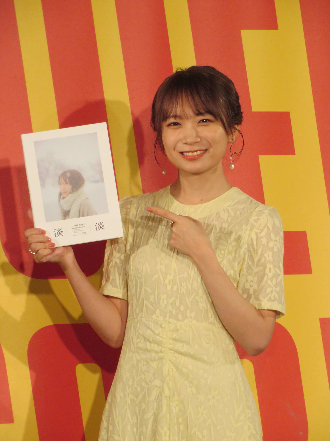 「秋元真夏フォトブック『淡淡』」刊行記念囲み取材で笑顔の秋元真夏（撮影・村上幸将）