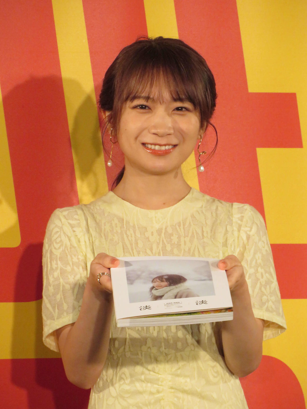 「秋元真夏フォトブック『淡淡』」刊行記念囲み取材で笑顔の秋元真夏（撮影・村上幸将）