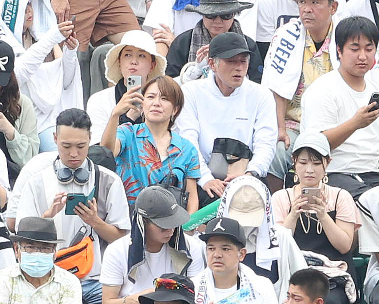 沖縄尚学対日大三　レフト外野席でスマートフォンを片手に観戦する今井絵理子参議院議員（中央)（撮影・白石智彦）